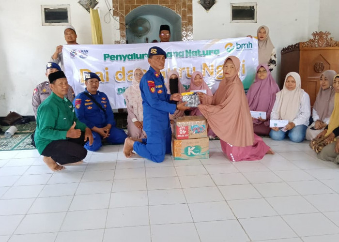 Satpolairud Polresta Sidoarjo Kawal Penyaluran Bansos BMH ke Da’i dan Guru Ngaji di Desa Pucukan