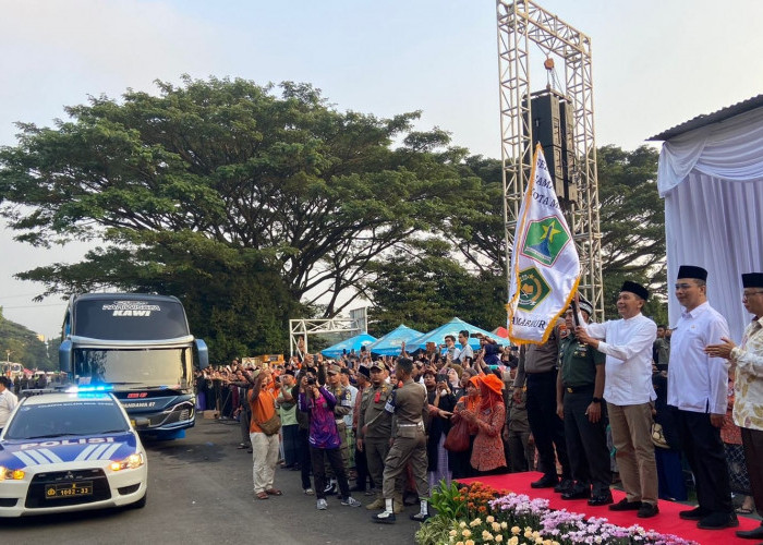 Berangkatkan CJH Kota Malang 2024, Pj Wali Kota Malang Harap Fokus Beribadah