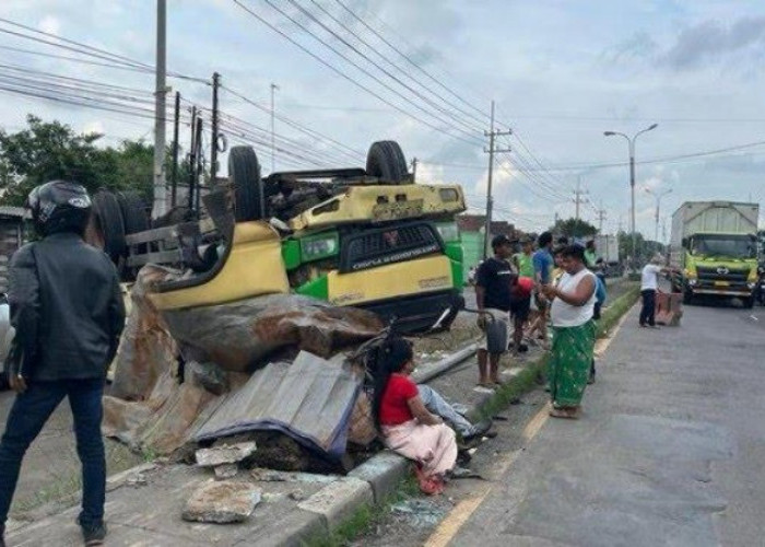 Tabrak PJU, Dump Truck Terbalik di Trowulan Mojokerto, Sopir Meninggal Dunia