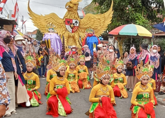 Polsek Tempeh Kawal Kemeriahan Karnaval HUT Ke-79 RI di Desa Pulo