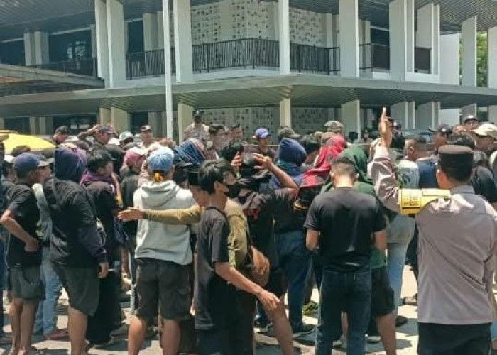Polsek Gayungan Kawal Aksi Damai Puluhan Petani Tambak Keputih 