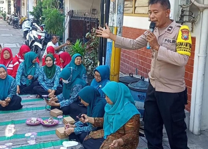 Dekatkan Diri dengan Masyarakat, Bhabinkamtibmas Polsek Bubutan Sapa Warga di Krembangan Selatan