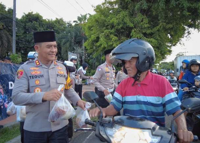 Wakapolresta Banyuwangi Bagikan Takjil Gratis kepada Masyarakat di Simpang 4 Karangente