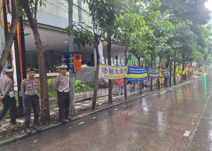 Aksi Damai Komunitas Falun Gong Dapat Pengamanan dari Polsek Sawahan