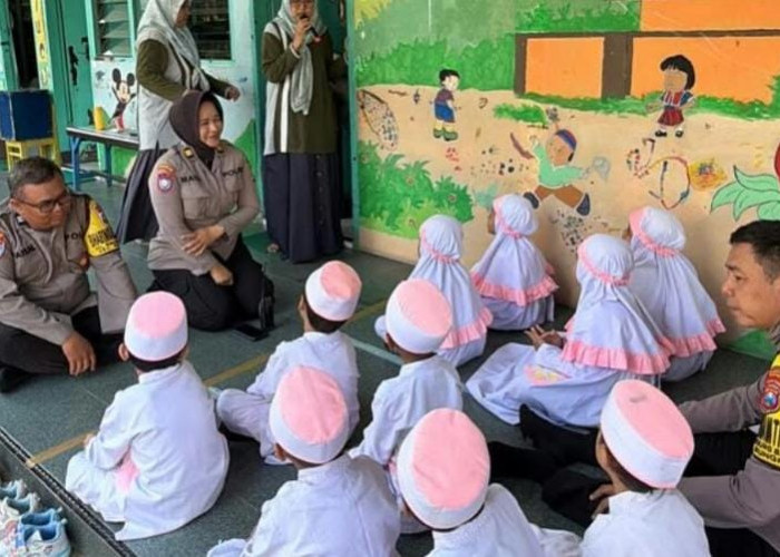 Hadirkan Rasa Aman Sejak Dini, Polsek Rungkut Sambang TK Wachid Hasyim