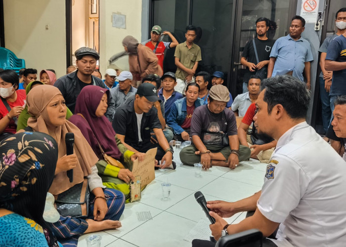 Pedagang Pasar Tumpah Simorejo Sari Baru Geruduk Kantor Kelurahan Simomulyo Baru