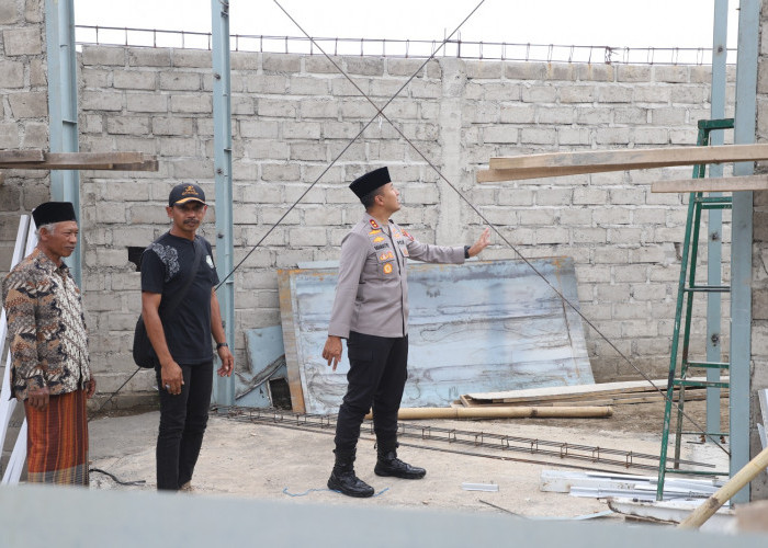Polres Kediri Bantu Material Pembangunan Masjid Al-Huda Kepung