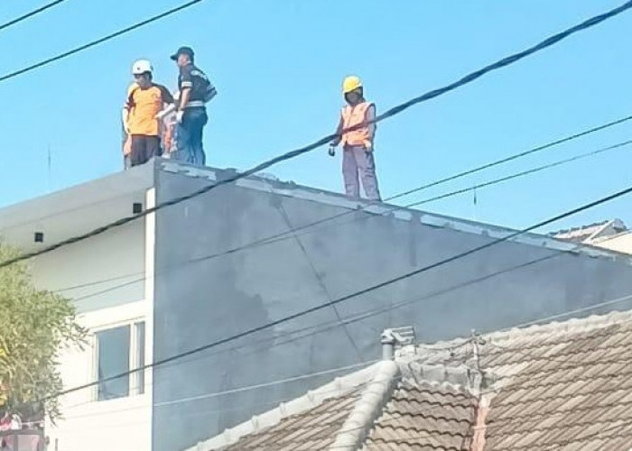 Pekerja di Mojokerto Tewas Tersengat Listrik saat Naikkan Rangka Atap Rumah