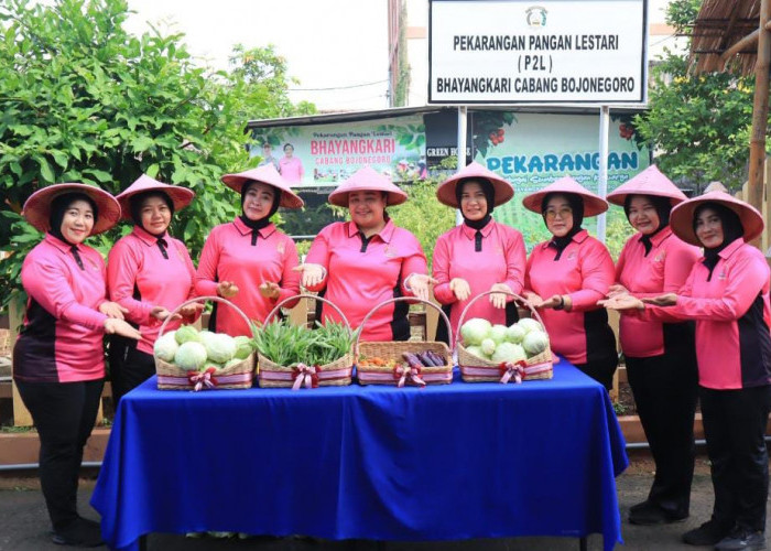 Bhayangkari Cabang Bojonegoro Panen Sayuran, Dukung Ketahanan Pangan