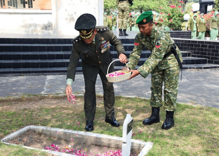 Upacara Ziarah Daerah Peringati HUT TNI Ke-81, Kasdim 0821/Lumajang Pimpin Penghormatan di TMP Kusuma Bangsa