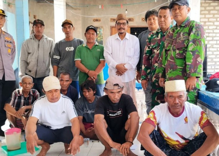 KM Griya Idola Karam di Karang Jamuang, Satpolairud dan Nelayan Selamatkan 8 ABK dari Gelombang Besar