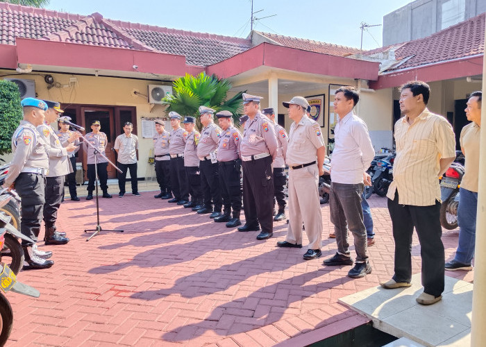 Tingkatkan Kedisiplinan Personel, Kapolsek Wonocolo Ajak Anggota Hadir Berikan Rasa Aman ke Masyarakat