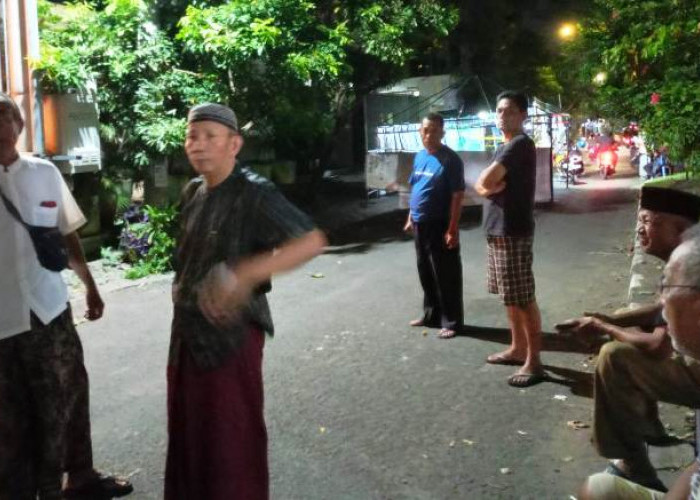 Warga Wisma Tengger Surabaya Hadang Masuknya Mesin Berat ke Pabrik PT SJL