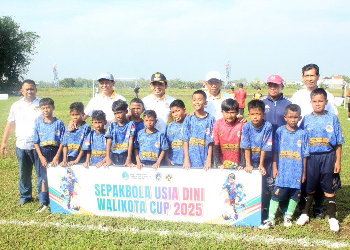 Wali Kota Pasuruan Buka Turnamen Sepak Bola Usia Dini di Lapangan PLUT Baru   