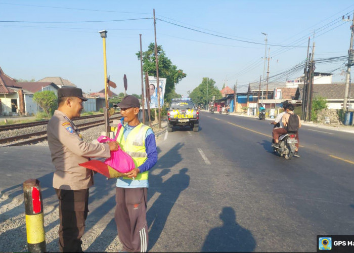 Jumat Berkah, Polsek Balen Berbagi Bingkisan Kepada Warga