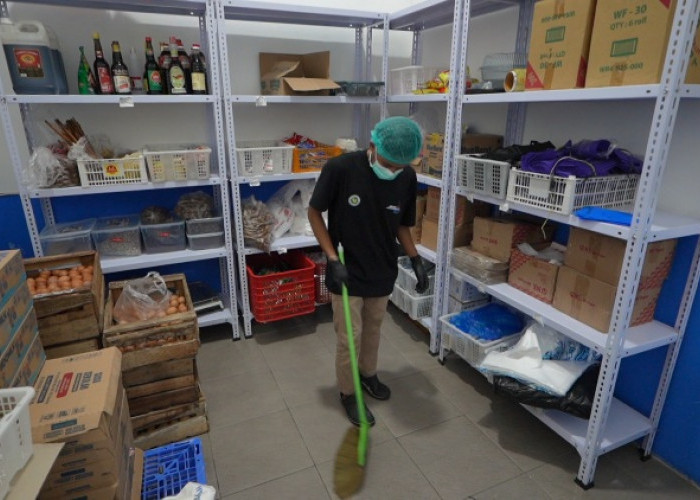 Penyandang Disabilitas di Karanganyar Jadi Tulang Punggung Kebersihan Dapur MBG