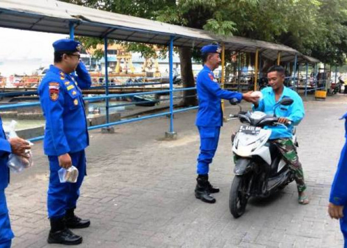 Cegah Gangguan Kamtibmas, Satpolairud Polres Bangkalan Gelar Patroli Dialogis di Komplek Pelabuhan Kamal