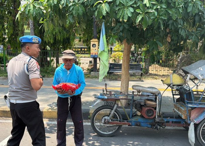 Senyum Abang Becak, Terima Paket Sembako dari Sipropram Polres Ngawi