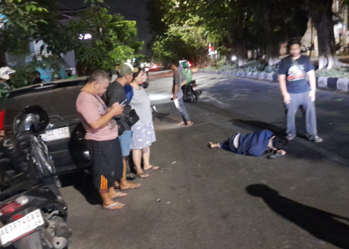 Tabrak Mobil Parkir Dekat Polsek Gayungan, Pemotor Tergeletak di Tengah Jalan