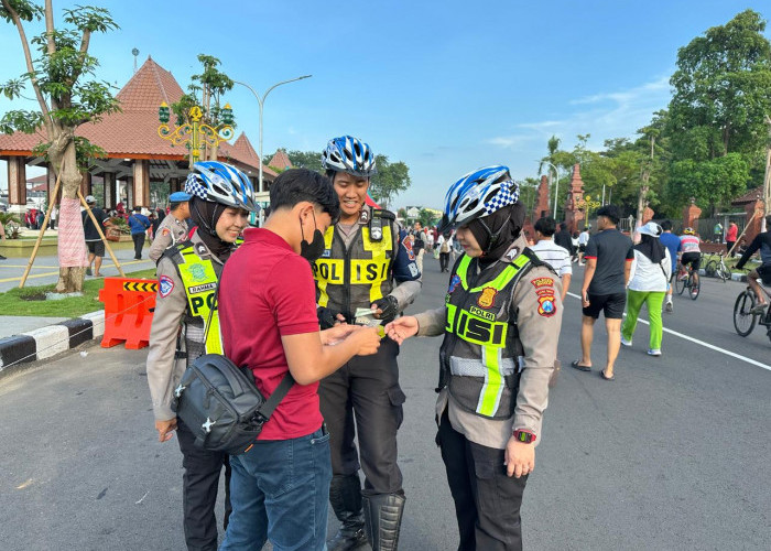 Polwan Polresta Sidoarjo Amankan Kegiatan Car Free Day di Alun-alun