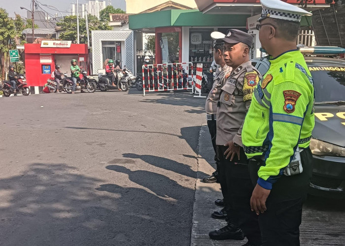 Antisipasi Gangguan Kamtibmas, Polsek Sukomanunggal Gelar Patroli dan Cek Kondisi SPBU Kupang Jaya