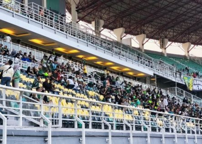 Antusiasme Suporter Memenuhi Stadion Gelora Bung Tomo Surabaya Jelang Laga Persebaya vs PSS Sleman