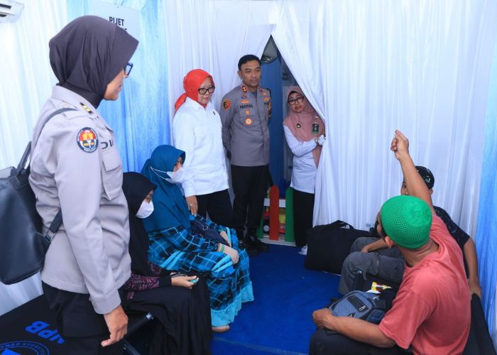 Motor Terbakar di Monumen Suryo Ngawi, Polisi Sigap Tangani dan Selamatkan Pengendara