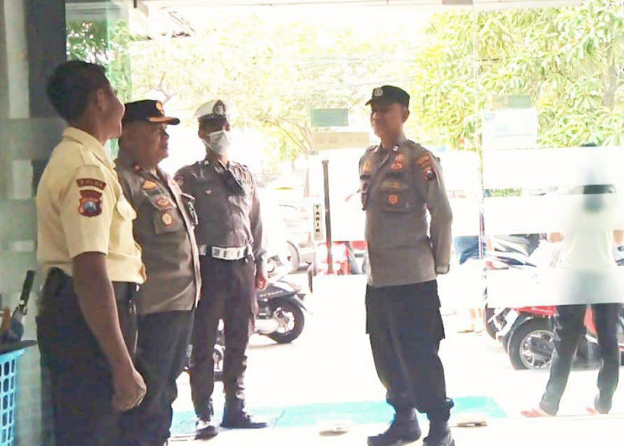 Patroli Perbankan, Polsek Sukomanunggal Beri Pengamanan Transaksi di BCA Kupang Jaya