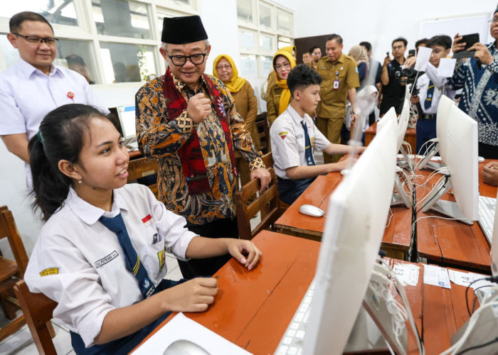 Mendikdasmen Pantau TKA di Surabaya, Siswa Sebut Soal Relatif Mudah