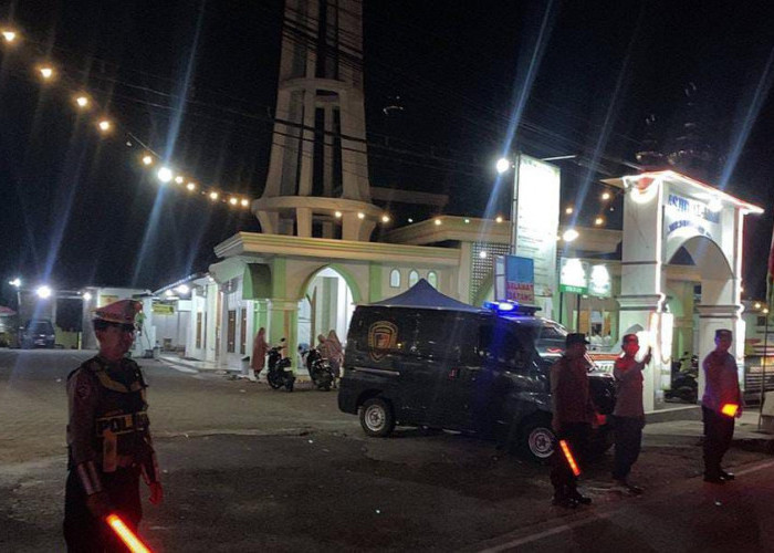 Polres Ngawi dan Polsek Jajaran Jaga Keamanan dan Kenyamanan Umat Beribadah