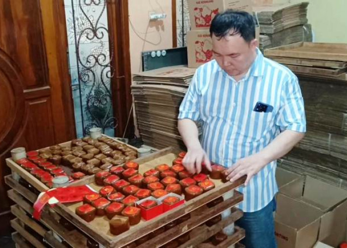 Jelang Imlek, Usaha Kue Keranjang di Kalidami Kebanjiran Pesanan