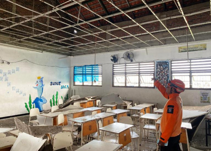 Wawali Surabaya Minta Pembenahan Konstruksi Usai Plafon Kelas SMPN 60 Ambrol