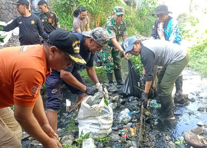 Mitigasi Bencana Banjir, Ratusan Warga dan TNI Bersihkan Anak Sungai Bedadung Kaliwates Jember