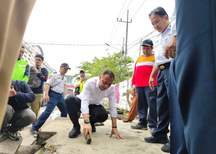 Urai Kemacetan Kronis, Eri Cahyadi Sterilkan Pasar Maling Wonokromo dan Perlebar Jalan 5 Meter