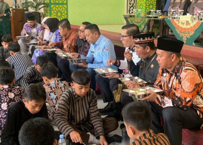Wali Kota Malang Pantau Uji Coba MBG Prasmanan di MIN 2