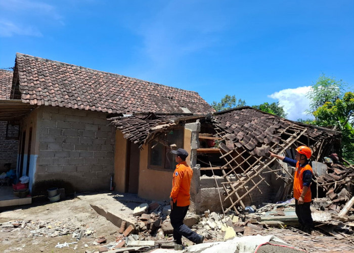 Ditinggal Tarawih, Rumah Nenek di Kejayan Ambruk Diterjang Angin Kencang