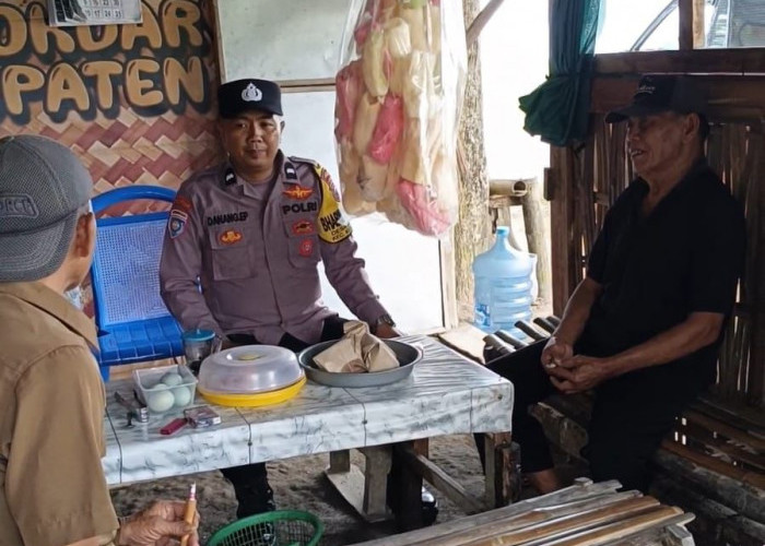 Polisi Ngawi Patroli dan Sambang Warga Padas