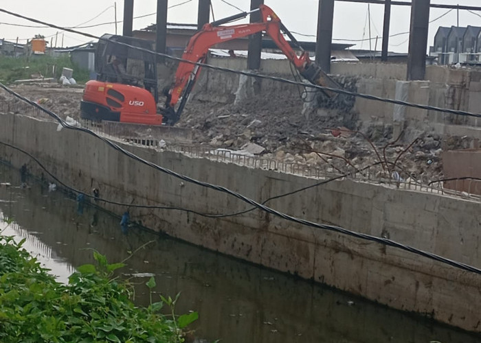 Desakan Petambak dan Warga Keputih Manjur, Grand Eastern Bongkar Mandiri Lapangan Padel