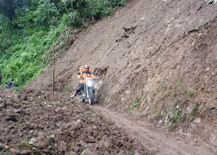 Jalan Putus Akibat Diterjang Longsor, Puluhan Warga Dusun Nglengko Terisolir