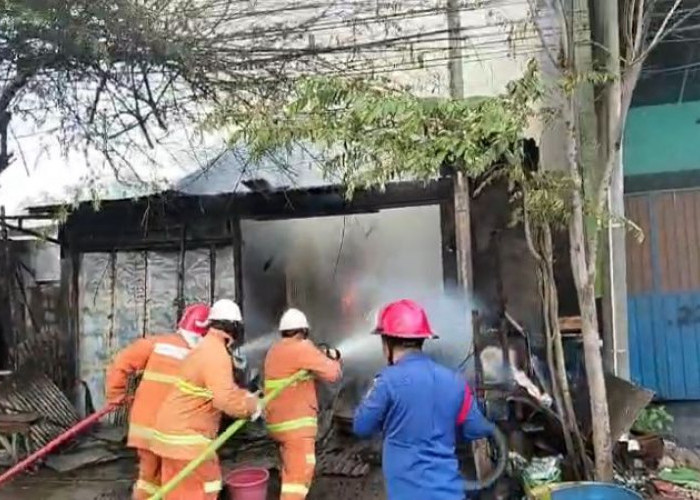 Rumah dan Bengkel di Gresik Terbakar, Dua Mobil Hangus 