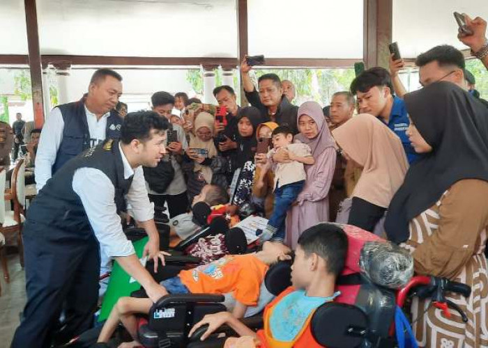 Wagub Jatim Emil Dardak, Salurkan Bantuan Sosial Rp 7,3 Miliar untuk Situbondo