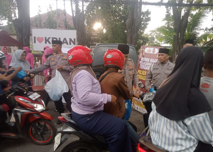 Tebar Kepedulian di Bulan Ramadan, Kapolsek Krian Bersama Bhayangkari Bagikan Takjil kepada Pengguna Jalan