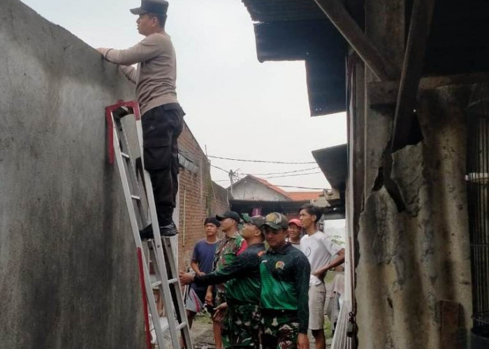 Bersama Tiga Pilar, Polsek Wiyung Bantu Perbaiki Rumah Warga Korban Puting Beliung