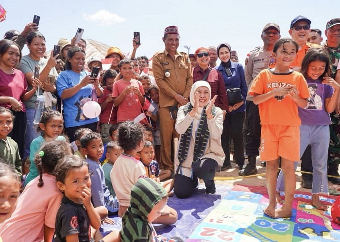 Khofifah Kunjungi Pengungsian Gempa Manggarai Timur, Ajak Main Anak-Anak Korban Wahana Ular Tangga 