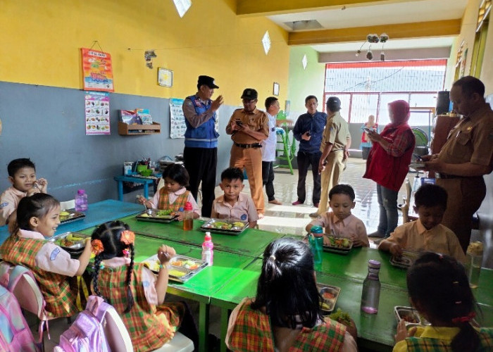 Polsek Tandes Kawal Distribusi Program MBG di Manukan Wetan Surabaya