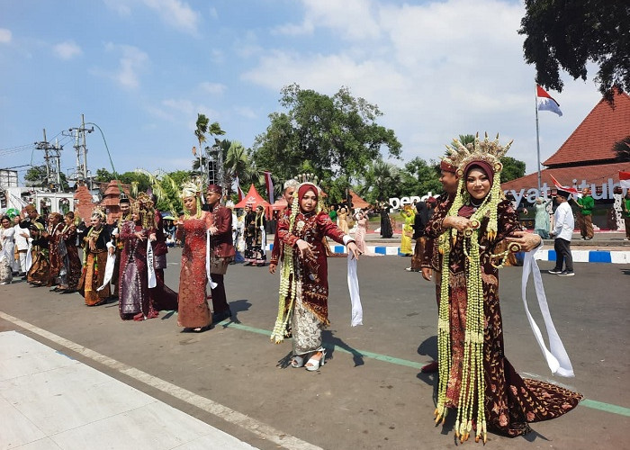 Pawai Budaya Adat Nusantara Meriahkan Harjakasi Ke-208 dan HUT Ke-81 RI di Situbondo