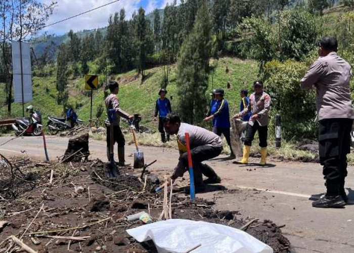 Aksi Cepat Tanggap Polres Probolinggo Tangani Tanah Longsor di Jalur Bromo