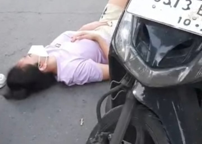 Tiba-tiba Lemas, Pengendara Wanita Terkapar di Jalan Genteng Kali