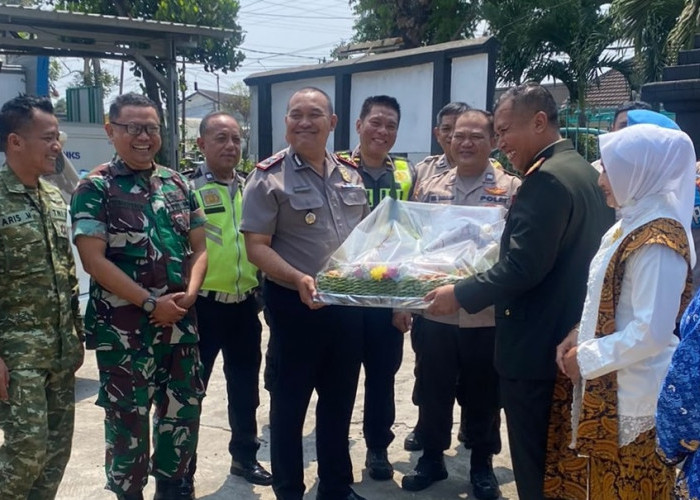 Polresta Malang Kota Tebar Tujuh Tumpeng Surprise di HUT Ke-81 TNI