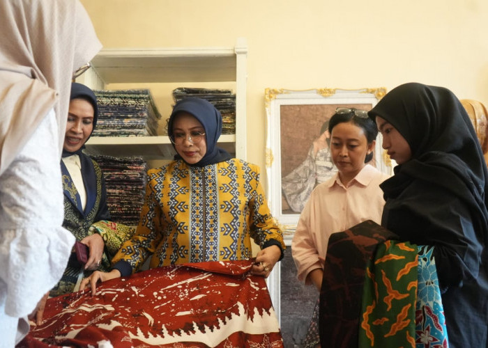 Istri Mensos Apresiasi Pemberdayaan Disabilitas Mitra Binaan TJSL PLN di Aora Wistara Surabaya